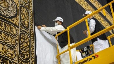 Mecca authorities Lift Lower Part of Kaaba’s Kiswa Cover ahead of Hajj
