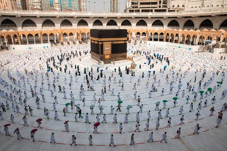 Volunteers Distribute 10000 Iftar Meals a Day in Makkah